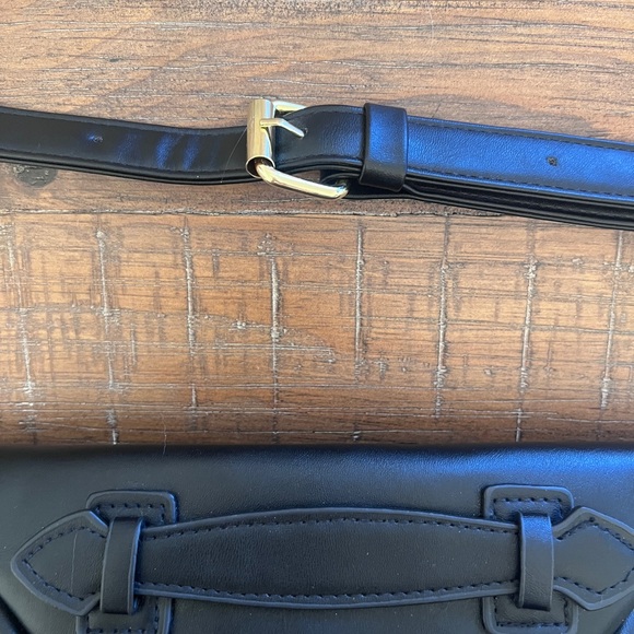 Cmahes & Kaxiu Quilted Black Crossbody Bag with Gold Details - Picture 9 of 10